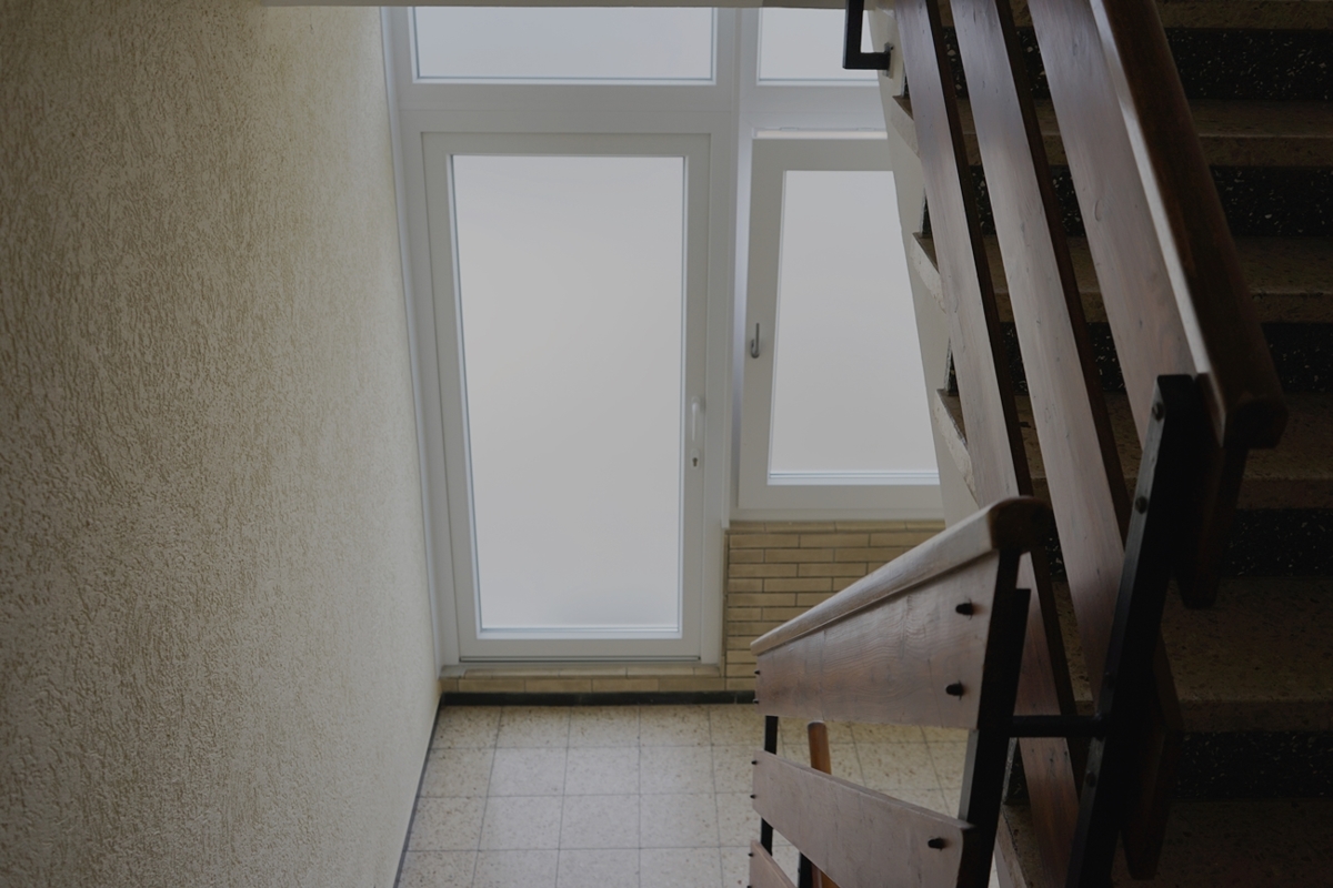 Treppenhaus mit Ausgang Dachterrasse
